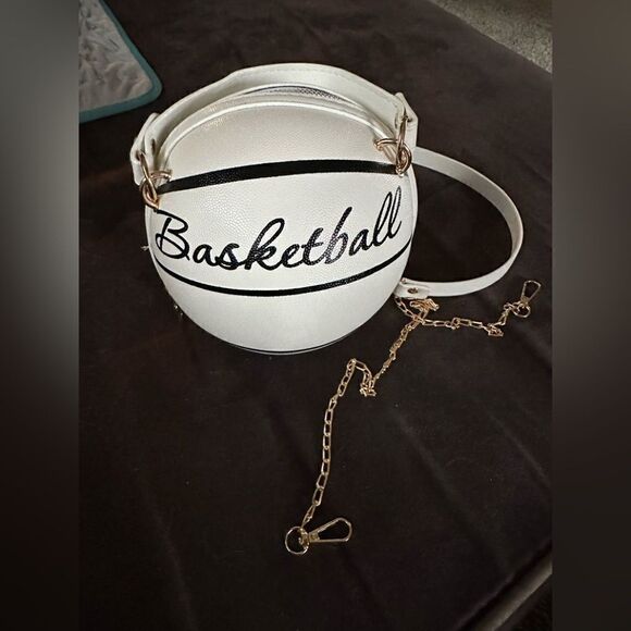 🔥🔥 Adorable mini basketball, purse measurements, in pictures. Fits alot. - Picture 4 of 8